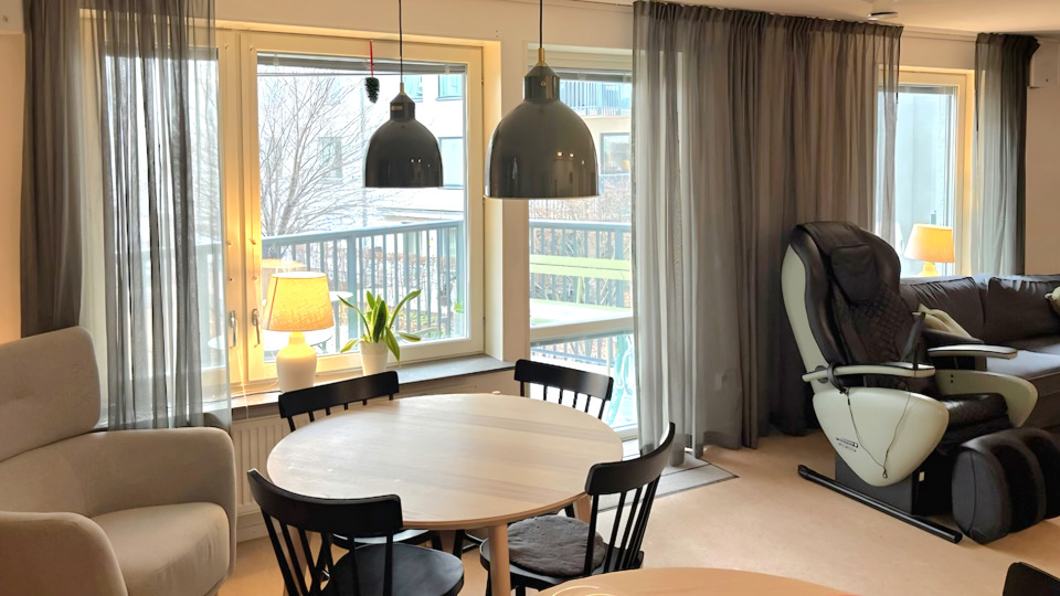 Sällskapsrum med bord och sittplatser.