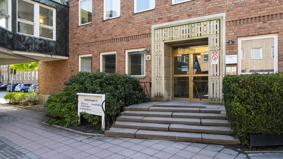 Entrén till verksamhetens byggnad.