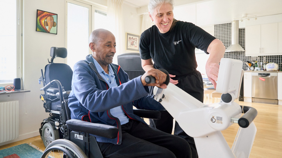 Kund får hjälp i hemmet av medarbetare. 