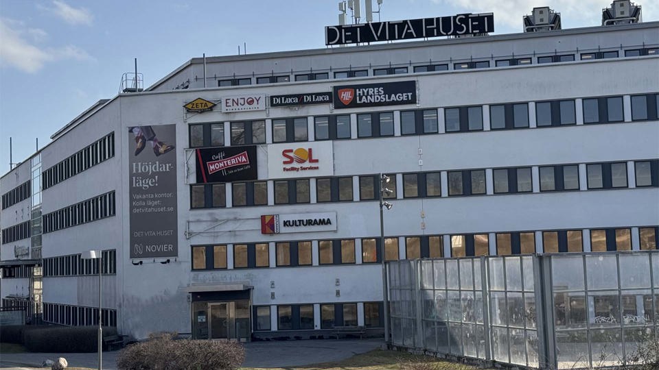 Stor kontorsbyggnad.