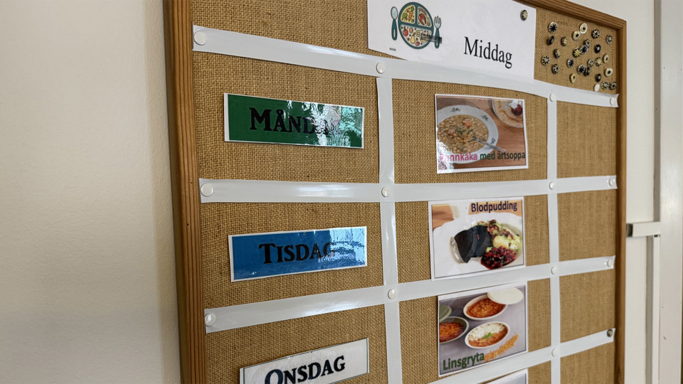 Brun anslagstavla med veckans matmeny.