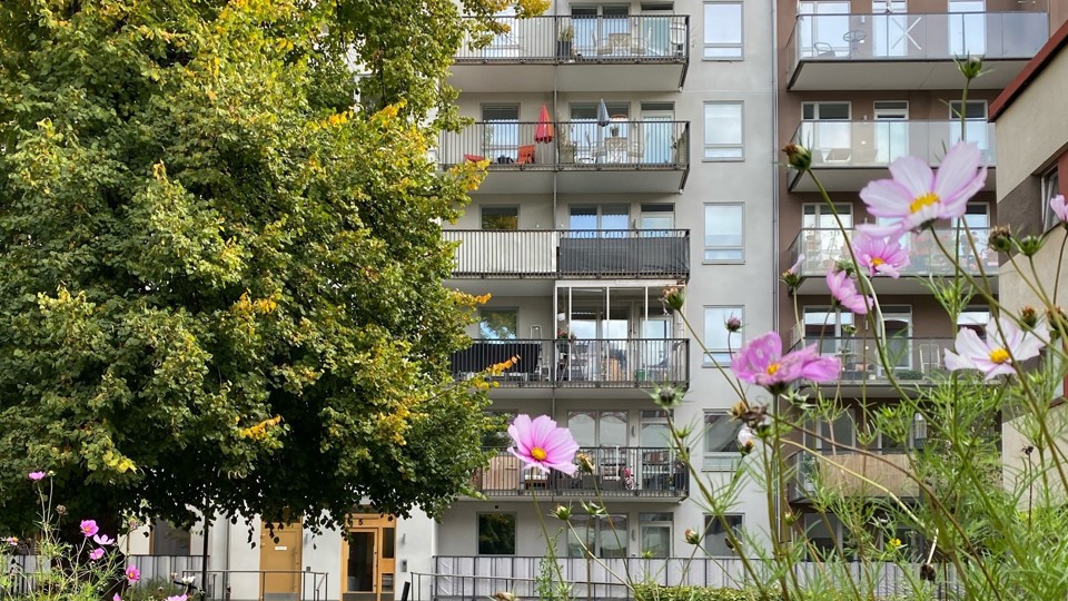 Huset har sex våningar och putsad fasad.