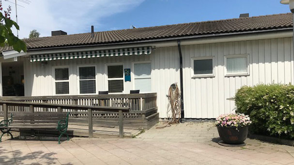 Vit träbyggnad.