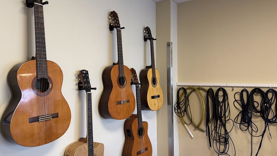 Gitarrer som hänger på en vägg