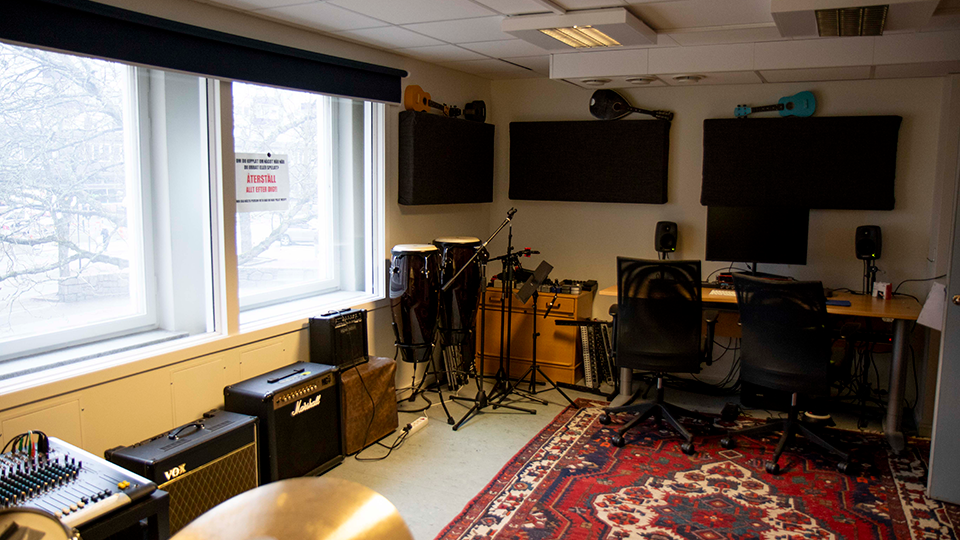 Ett rum fullt av trummor och annan musik- och studioutrustning.