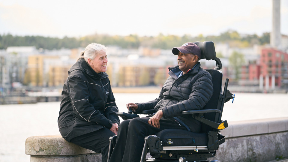 Kund och medarbetare tittar på utsikten över vattnet under en promenad. 