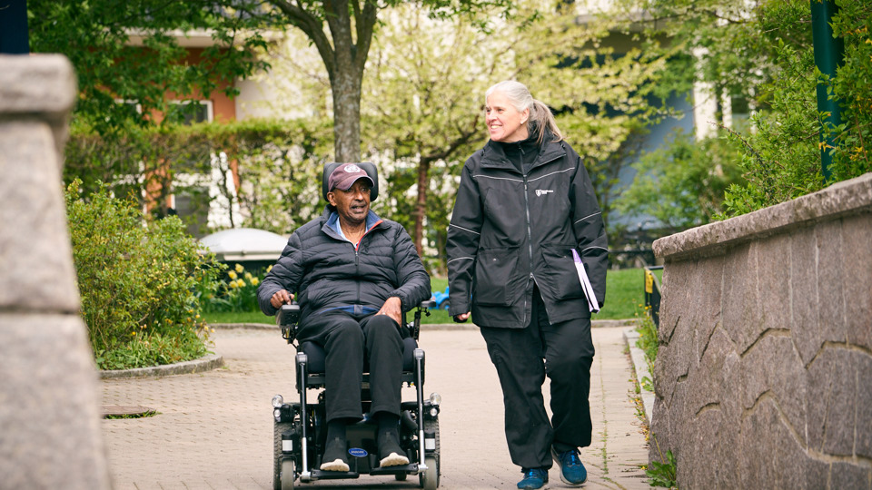 Kund och medarbetare går på promenad. 
