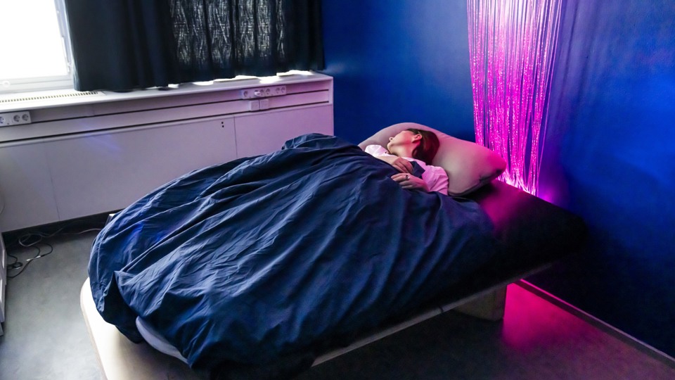 En kvinna ligger och sover.