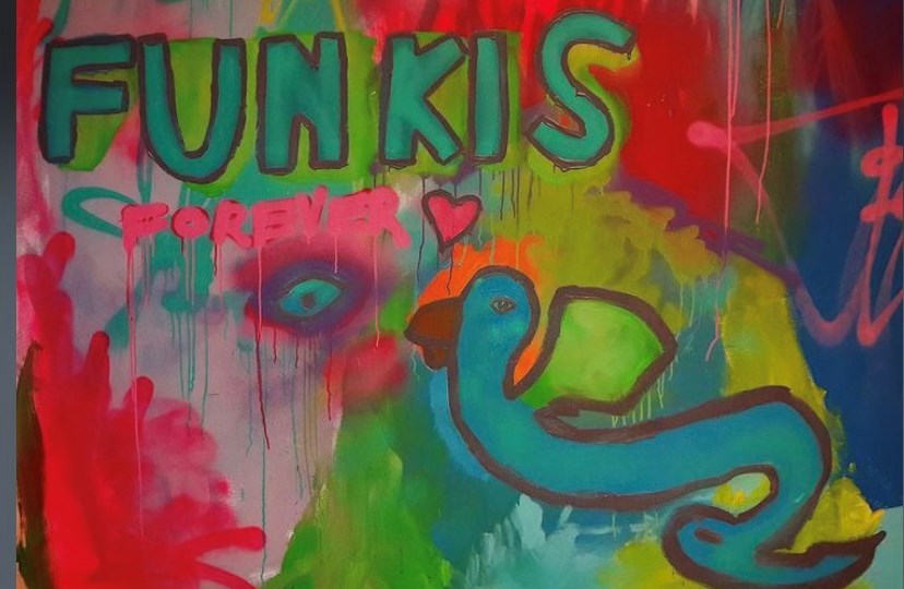 En vägg med målningar och texten Funkis forever