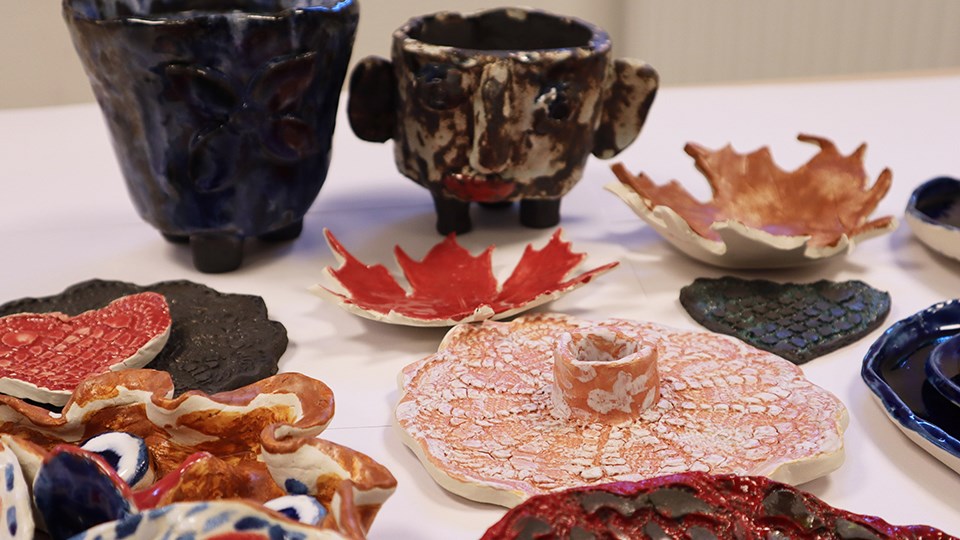 Krukor, ljushållare och skålar i olika storlekar och höstfärger i keramik som deltagare har skapat